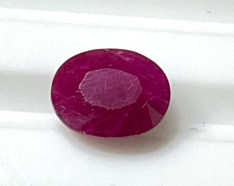 Gema ovalada de rubí rojo: piedra facetada de 5 x 7 mm para joyería.