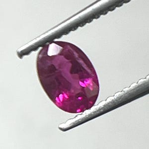 Djupröd rubin oval fasetterad ädelsten: 5 x 4 mm (0,45 ct) naturlig rubin