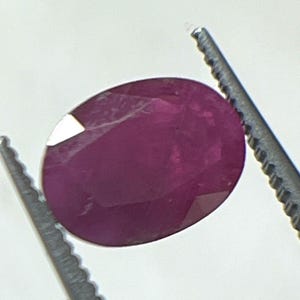 Natürlicher Rubin Oval Facettierter Edelstein: 9 x 7 mm (1.70ct) Loser Rubin