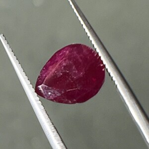 Natürlicher Rubin Pear facettiert 10 x 8 mm Edelstein 2,65 Karat Pear Cut Juli Birthstone für Schmuck