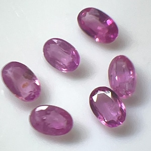 Lote de 6 rubíes claros facetados ovalados de 5 x 3 mm / 2,30 ct.