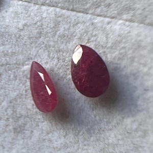 Natuurlijke robijnmix Grootte peer 2 stuks gefacetteerd 7 x 5 mm en 7 x 3,5 mm 1,30 karaat juli-geboortesteen