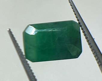 Émeraude naturelle taille émeraude à facettes – 11 x 8 mm | 4,35 carats | Émeraude verte non fixée