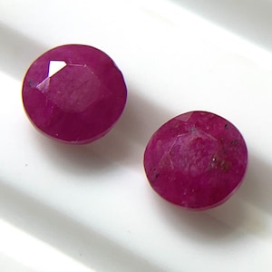 Coppia di rubini naturali rotondi sfaccettati da 6 mm per orecchini e anelli (2,80 ct)