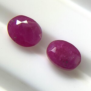 Paar natuurlijke roze robijnen | 5 x 4 mm ovale gefacetteerde edelstenen (1,20 ct)