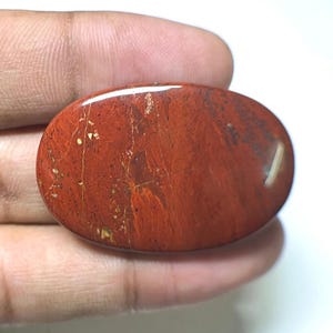 Java Jasper Oval Cabochon: 55 karat djupröd ädelsten