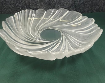 Plato de anfitriona de plomo de cristal de seda hilada Mikasa, tazón bajo con giro en espiral esmerilado, elegante, decorativo, versátil, para exhibición, para servir, 13" de ancho x 2.5"