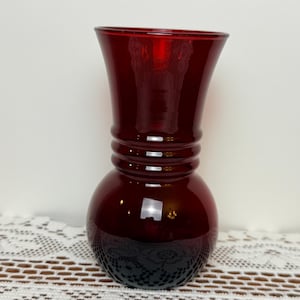 Anchor Hocking Royal Ruby Red Triple Band Flared Flower Bouquet Flora Rose Bud Vase Holiday Centerpiece Display 6.5” Tall Vintage 1950-60’s