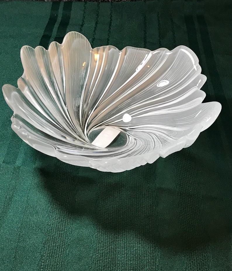 Puede incluir: Un cuenco de vidrio transparente con un dise&ntilde;o de espiral. El cuenco tiene forma de flor y tiene un acabado blanco esmerilado.