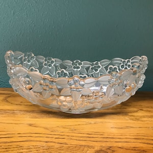 Mikasa Walther Glas clear oval frosted crystal glass Carmen Collection Dish Embossed flowers frosted leaves serving bowl Leaded Crystal 10”