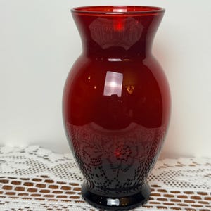 Anchor Hocking Royal Ruby Red Flower Bouquet Flora Rose Bud Vase Holiday Centerpiece Display 6.5” Tall 2.75” W Rim opening Vintage 1950-60’s