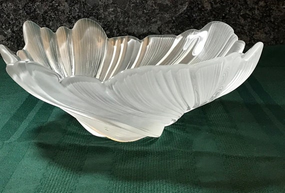 Mikasa Spun Silk Crystal Lead Hostess Fruit Bowl Dish Frosted Swirl Twist Elegant decorative Display Server 9.5”Wide 3”T SA 137/725 W/Tag