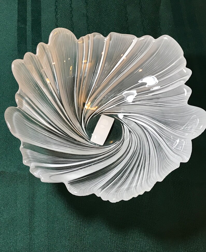 Puede incluir: Un cuenco de vidrio transparente con un dise&ntilde;o en espiral en forma de abanico. El cuenco est&aacute; hecho de vidrio transparente y tiene un acabado blanco esmerilado.