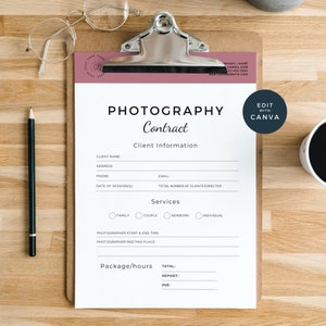 Może przedstawiać: Czarno-biały szablon umowy fotograficznej z tytułem "Umowa fotograficzna" i tekstem "Edytuj za pomocą Canva". Umowa zawiera sekcje dotyczące informacji o kliencie, usług i pakietu/godzin.