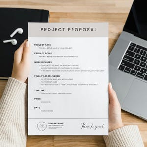 以下が含まれることがあります： 「Project Proposal」というタイトルと、下部に「Thank you!」というテキストが書かれた白黒のプロジェクト提案書。この文書には、プロジェクト名、プロジェクトの範囲、作業内容、最終納品ファイル、タイムライン、価格、日付のセクションが含まれています。