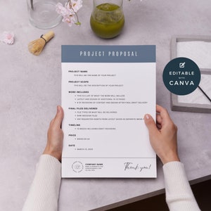 Könnte beinhalten: Eine Projekt-Vorschlagsvorlage mit einem grau-weißen Farbschema. Die Vorlage enthält Abschnitte für Projektname, Projektumfang, Arbeitsumfang, gelieferte Enddateien, Zeitplan, Preis und Datum. Der Text "Bearbeitbar mit Canva" befindet sich in der oberen rechten Ecke der Seite.