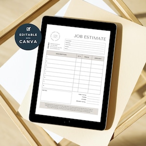 以下が含まれることがあります： タブレットに表示されている白黒の仕事見積もりテンプレート。テンプレートには、顧客情報、説明、数量、価格、金額、小計、税金、その他、合計金額のフィールドが含まれています。