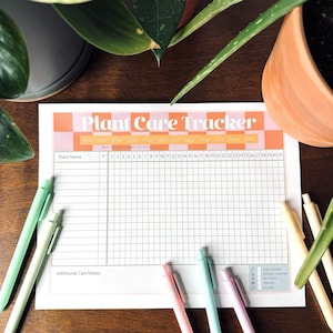 Könnte beinhalten: Ein druckbarer Pflanzenpflege-Tracker mit einem karierten Hintergrund in Pink und Orange. Der Tracker enthält einen Bereich für den Pflanzennamen, ein Kalenderrraster für jeden Monat des Jahres und einen Bereich für zusätzliche Pflegehinweise. Der Tracker enthält auch eine Legende mit Symbolen für oben gegossen, unten gegossen, gedüngt, behandelt und bestäubt.
