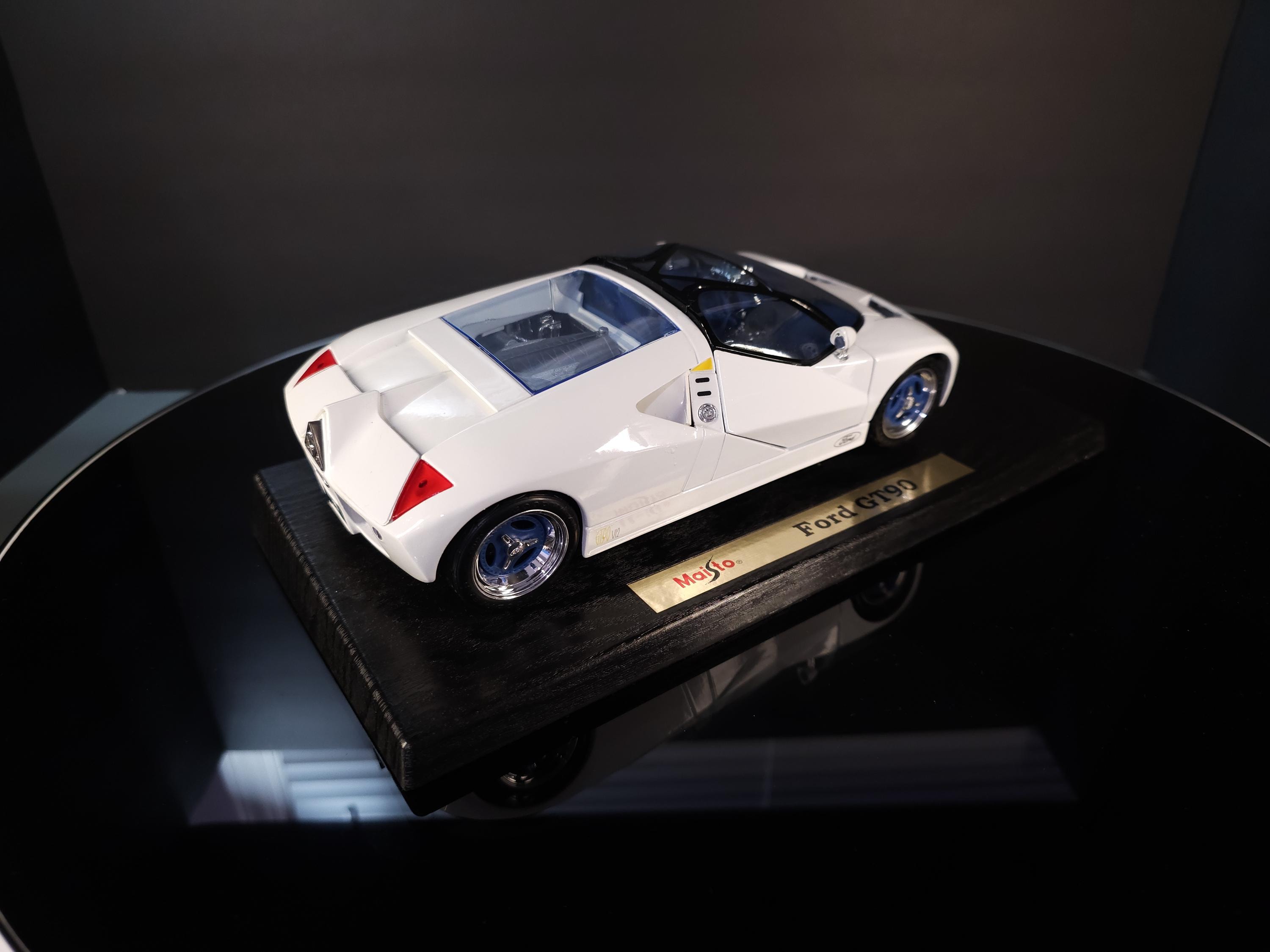 Maisto Ford GT90 Diecast Model Car, White Special Edition (1:18
