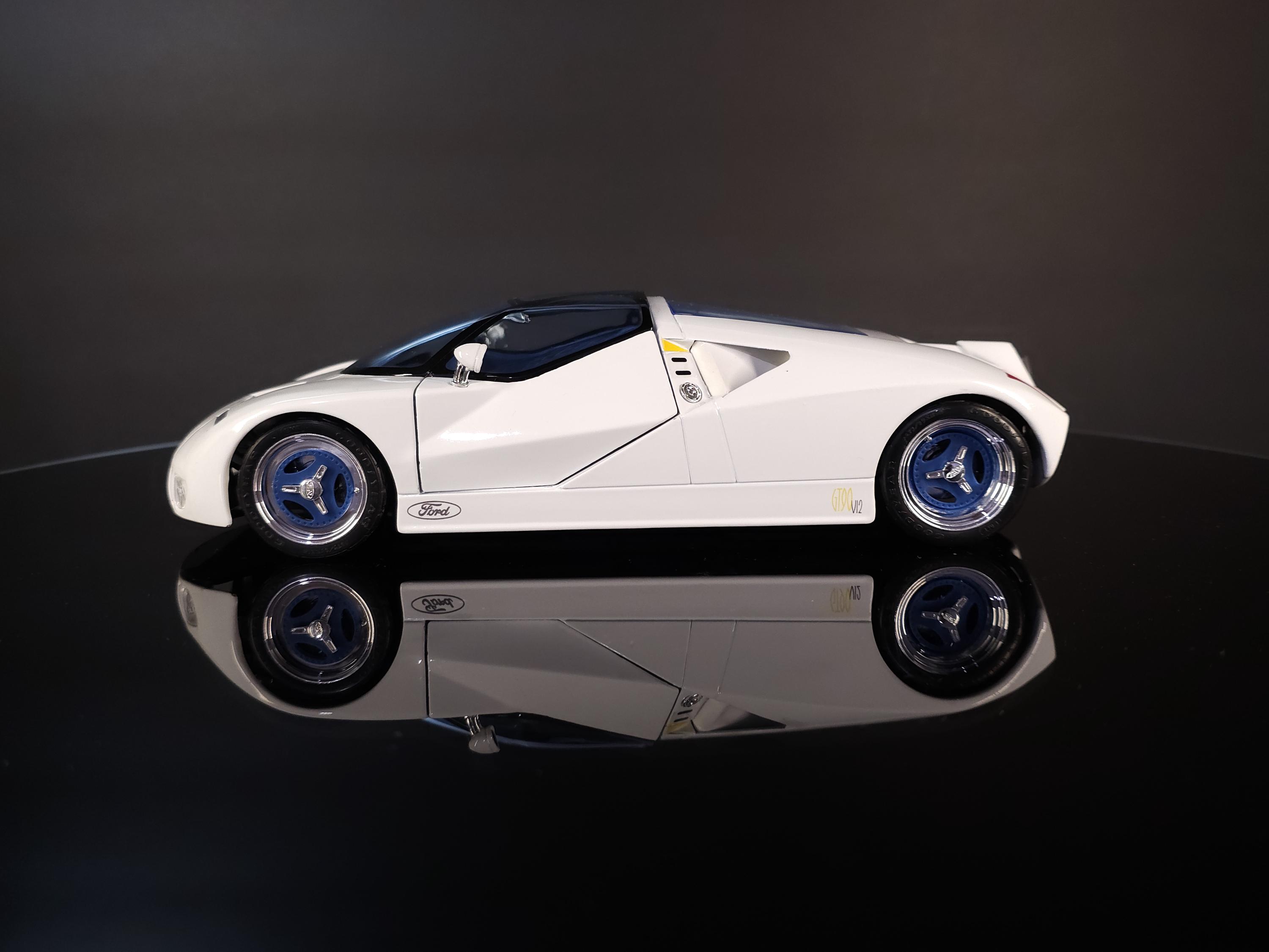 Maisto Ford GT90 Diecast Model Car, White Special Edition (1:18