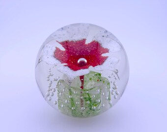 気泡をコントロールしたアートガラスの赤と白の花のペーパーウェイト 