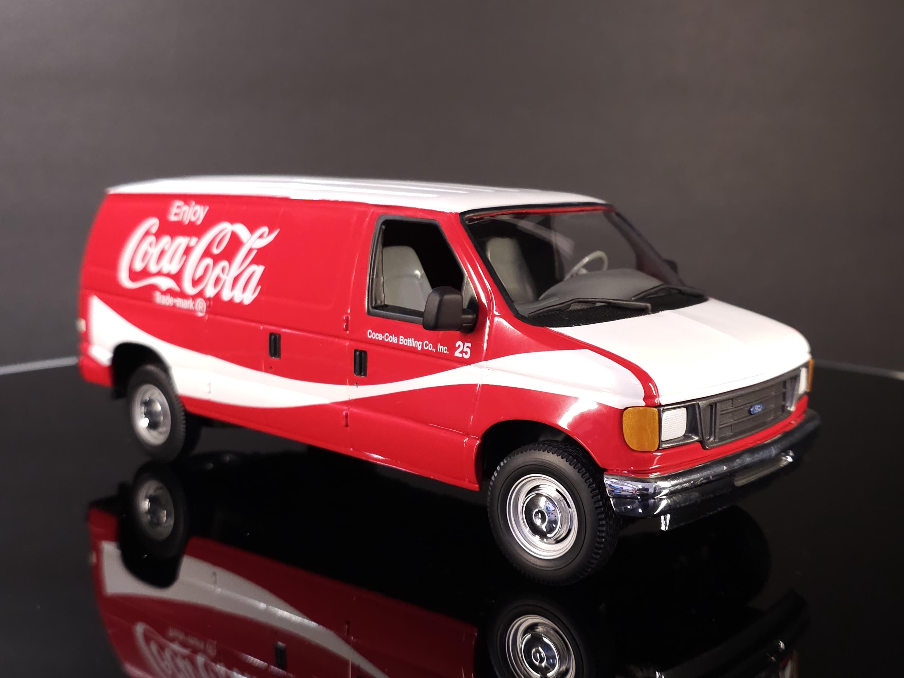 Johnny Lightning Coca-cola 2004 Ford E-250 Cargo Van 1:24 Scale