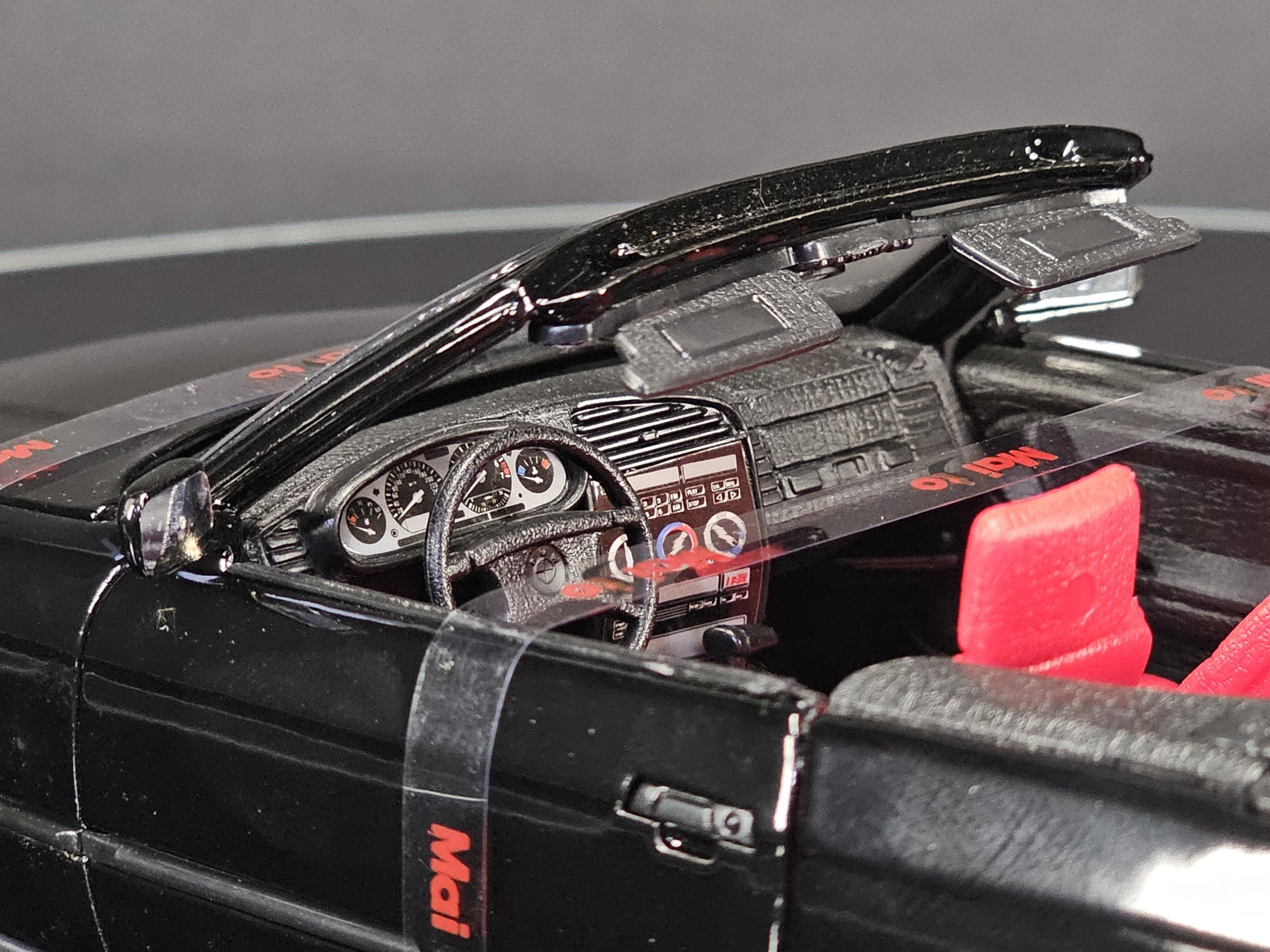 Maisto 1993 BMW 325i Convertible 1:18 Scale Diecast Model | Black