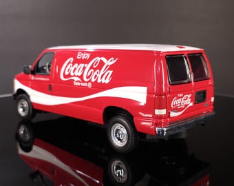 Johnny Lightning Coca-cola 2004 Ford E-250 Cargo Van 1:24 Scale