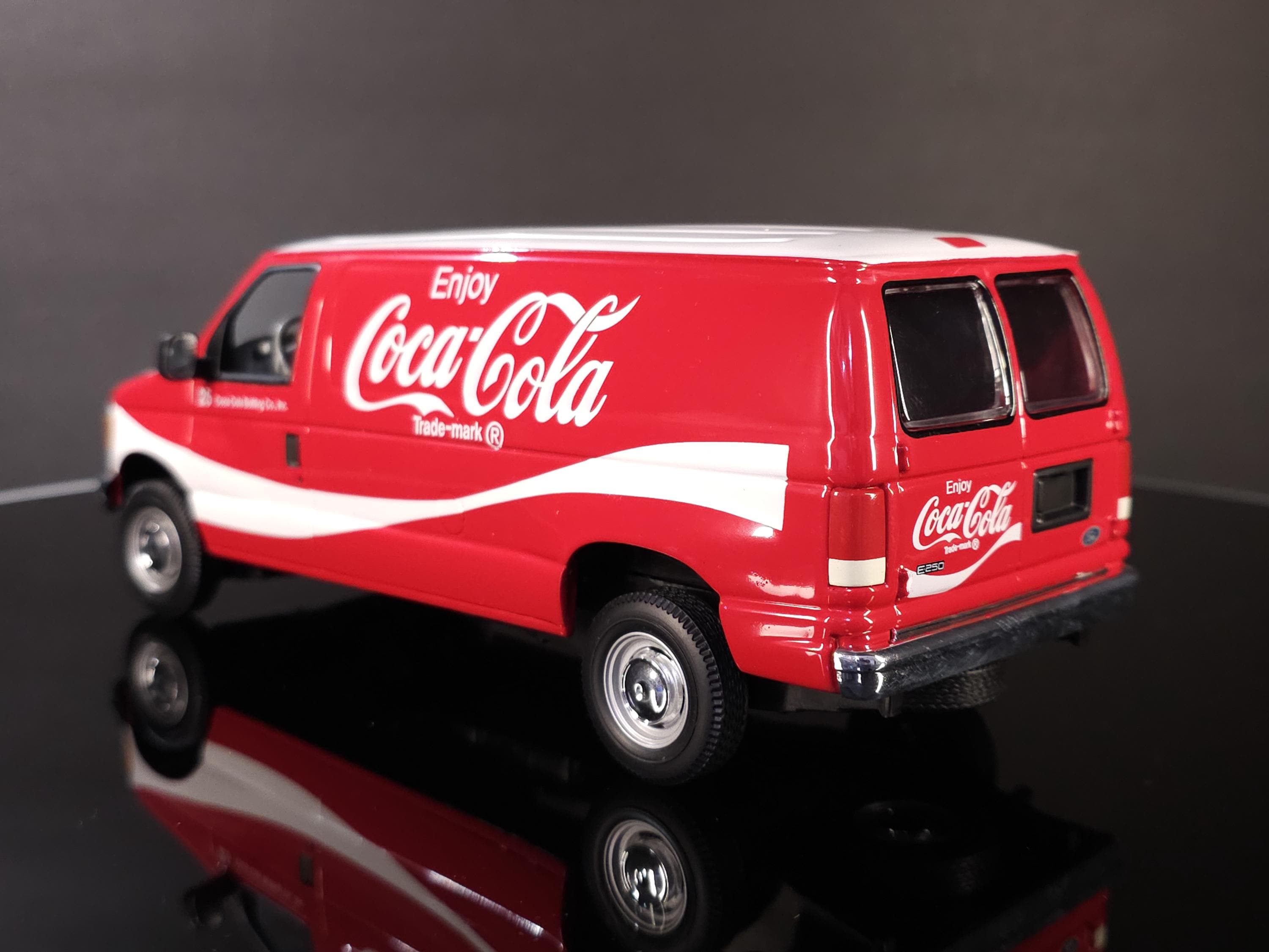 Johnny Lightning Coca-cola 2004 Ford E-250 Cargo Van 1:24 Scale