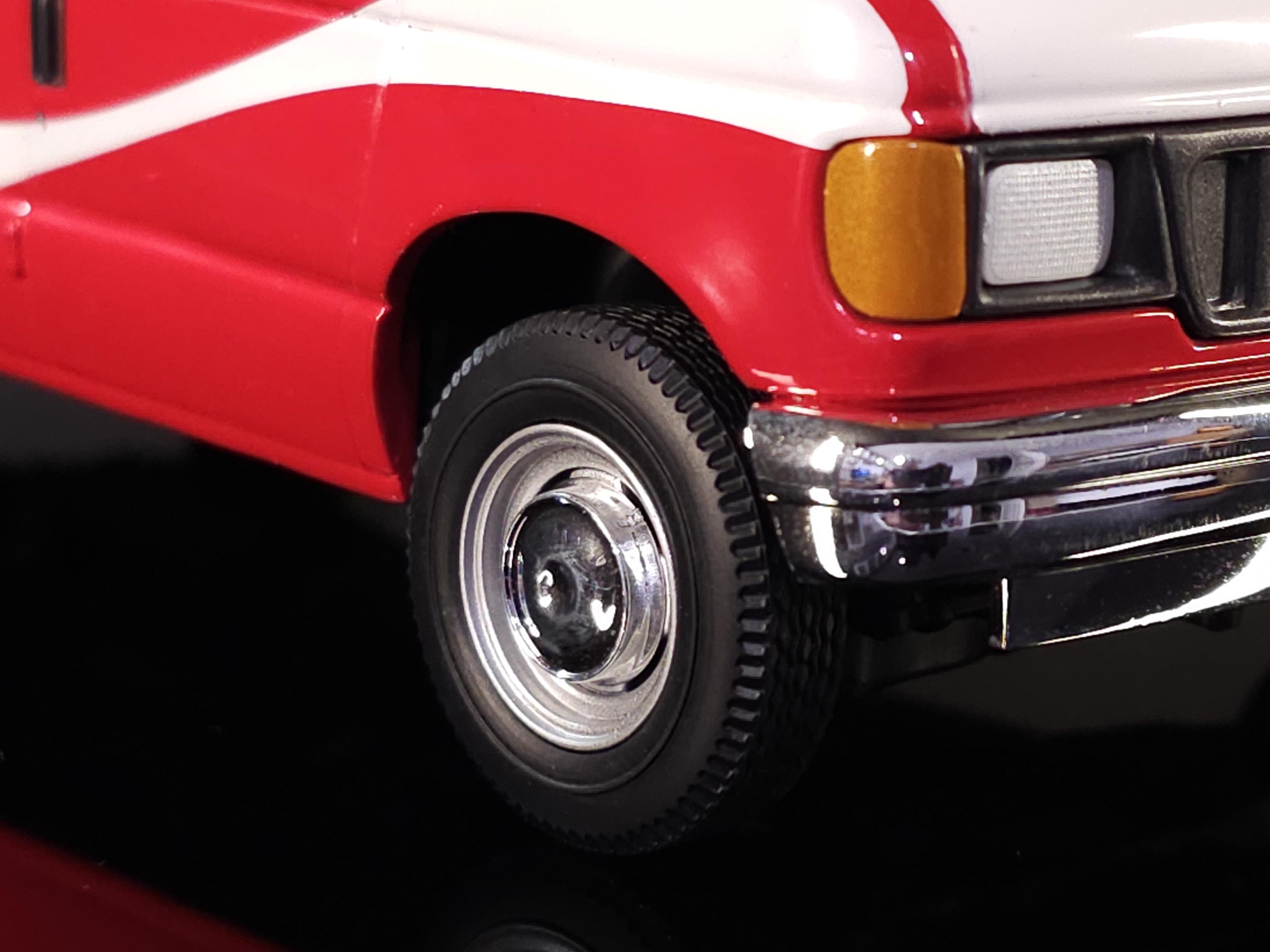 Johnny Lightning Coca-cola 2004 Ford E-250 Cargo Van 1:24 Scale