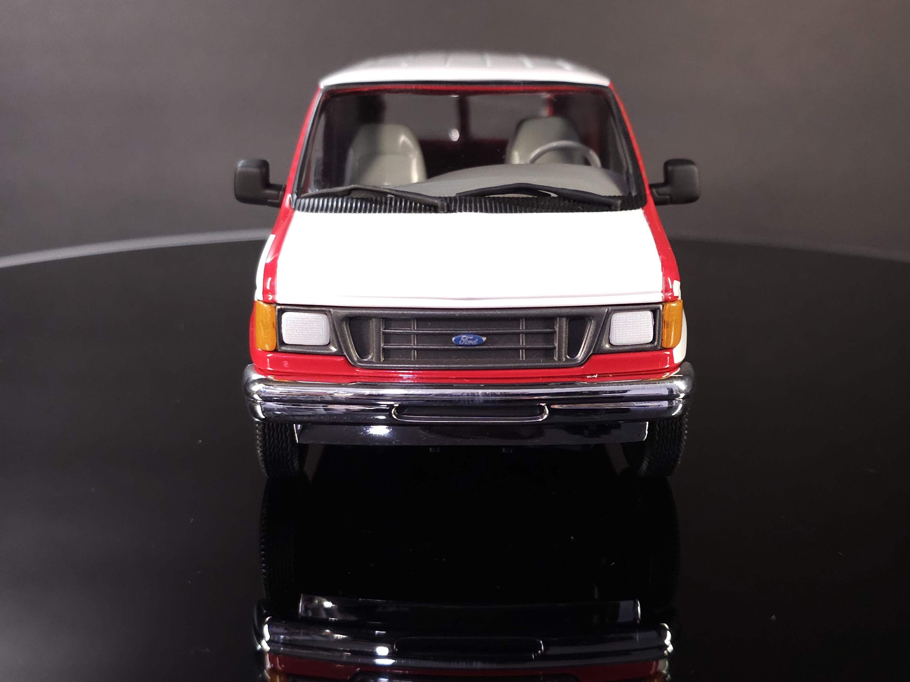 Johnny Lightning Coca-cola 2004 Ford E-250 Cargo Van 1:24 Scale