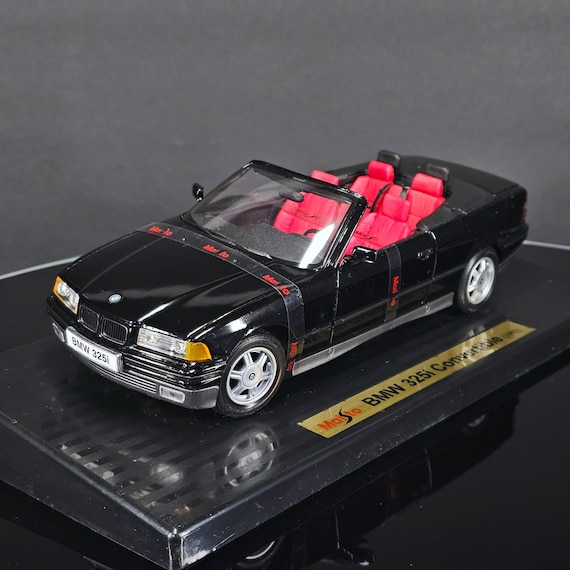 Maisto 1993 BMW 325i Convertible 1:18 Scale Diecast Model | Black