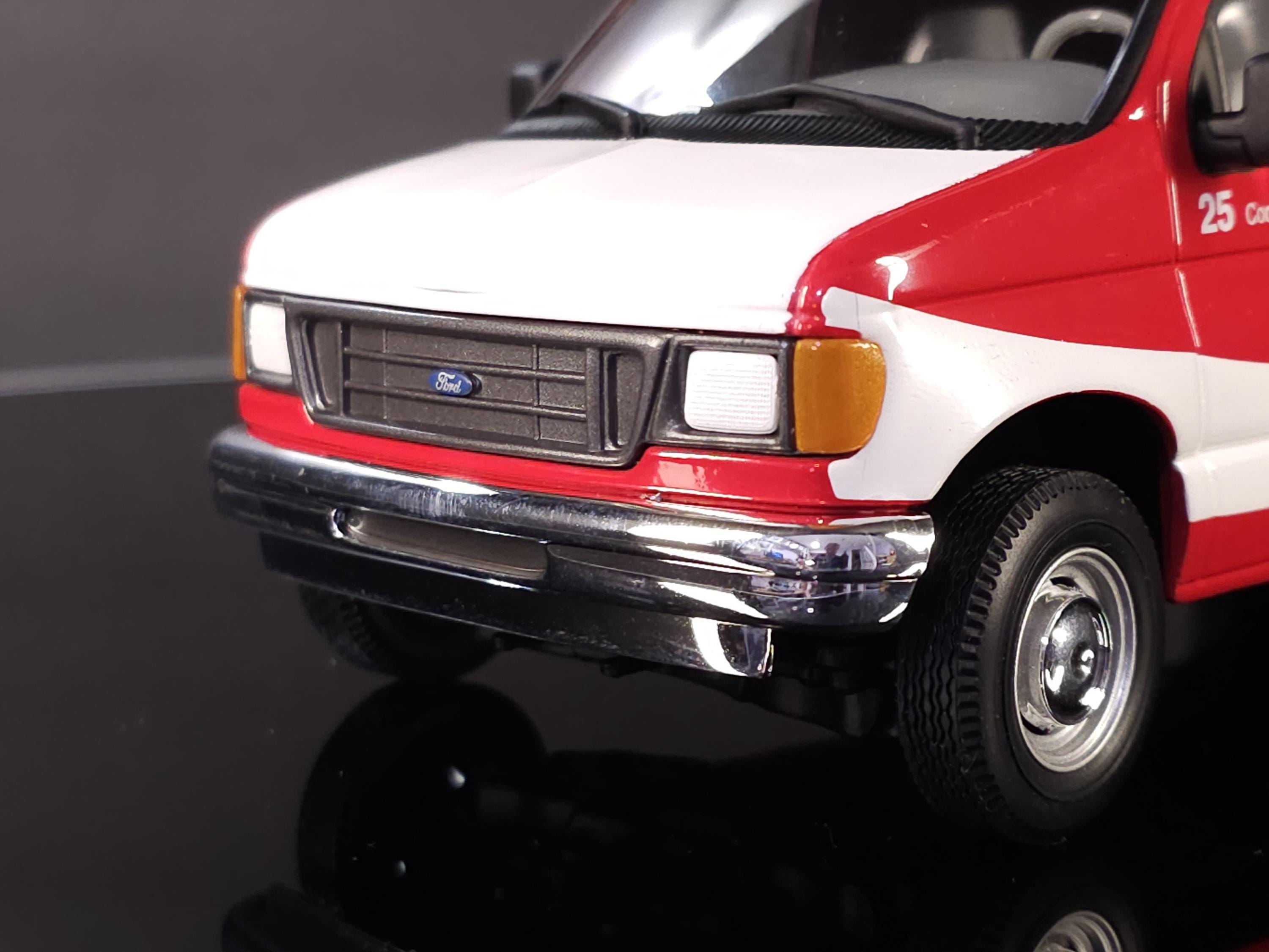 Johnny Lightning Coca-cola 2004 Ford E-250 Cargo Van 1:24 Scale