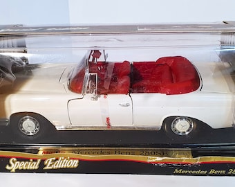 Maisto 1/18 Scale Model Car 31811 - 1966 Mercedes Benz 280SE - Red