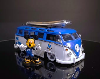 Mickey and Friends Volkswagen T1 Bus + Mickey Mouse Figure 1:24 Jada Disney Collectible