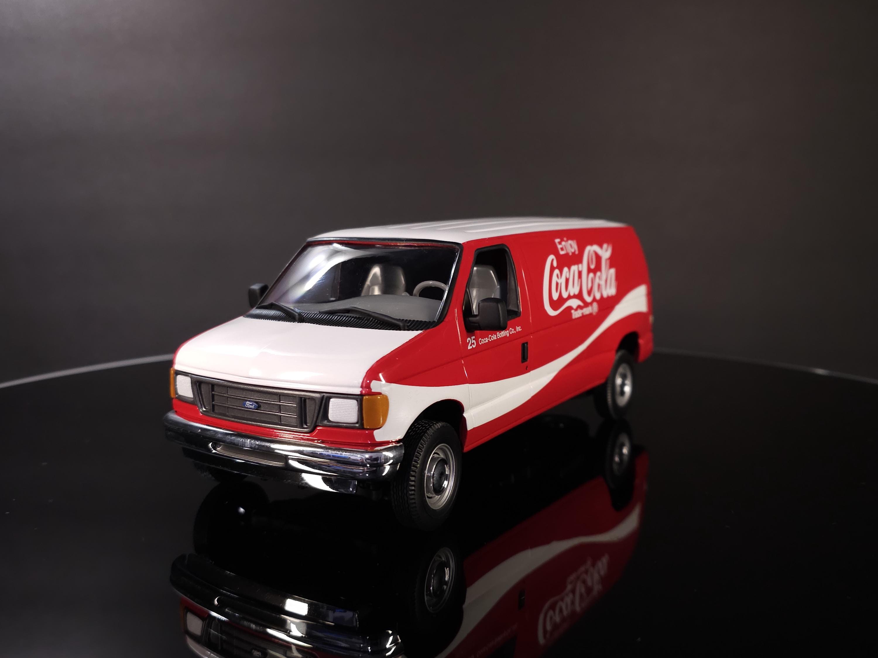 Johnny Lightning Coca-cola 2004 Ford E-250 Cargo Van 1:24 Scale