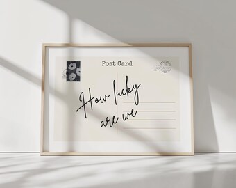 Póster de postal con paisaje "Qué suerte tenemos", arte mural minimalista, impresión estética neutra, sello vintage, cita romántica imprimible, regalo para parejas
