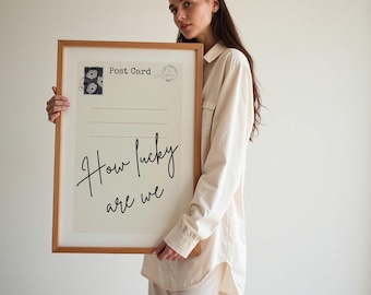 Impresión de postal "Qué suerte tenemos", arte mural minimalista, póster de estética neutra, sello vintage, cita romántica imprimible, regalo para parejas
