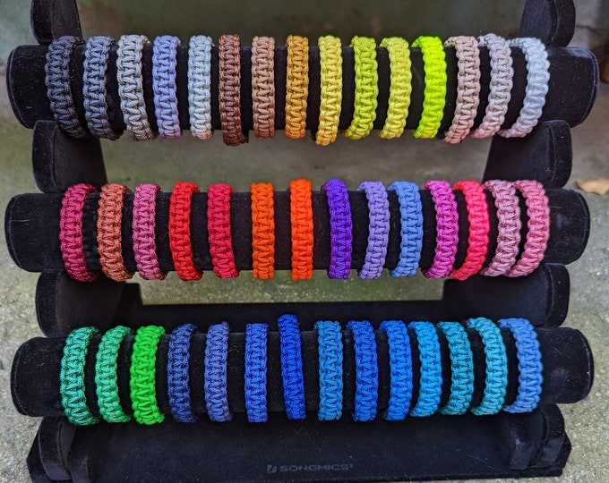 Paracord bracelet (color and size to suit you!)