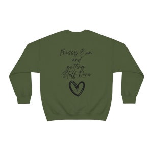 Sudadera de vida de mamá, moño desordenado haciendo cosas, vida de mamá, sudadera de mamá, sudadera de cuello redondo de mezcla pesada unisex