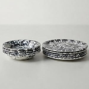 10-teiliges Vintage-Geschirrset aus italienischem Spritzdekor – Schwarz-weiß gesprenkelte Keramikteller und -schüsseln – Hergestellt in Italien (ISG Studio Pottery)