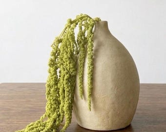Jarrón grande de terracota de la colección Anne Nilsson Mandel de IKEA: pieza decorativa de cerámica beige para suelo o estantería.