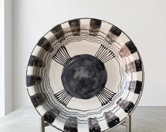 Plato grande de cerámica de estudio / Arte cerámico Japandi con diseño de rayos de sol en crema y negro