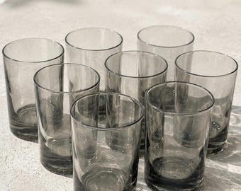 Juego de 8 vasos vintage de color gris ahumado de la década de 1960: Artículos de bar de estilo moderno de mediados de siglo.