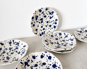 Platos llanos de gres azul salpicado JASSA de IKEA, diseñados por Piet Hein Eek (juego de 5).