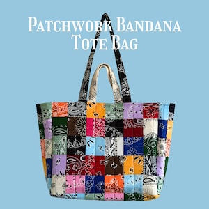 Może przedstawiać: Pikowana torba typu tote z patchworkowym wzorem z wielokolorowych kwadratów tkaniny bandana z motywami paisley. Torba posiada dwa czarno-białe wzorzyste paski na ramię oraz napis PATCHWORK BANDANA TOTE BAG.