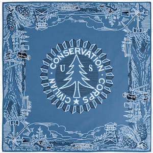Könnte beinhalten: Ein blaues Bandana mit einem weißen Design, das einen Kiefernbaum und den Text "Civilian Conservation Corps" zeigt. Das Design enthält auch eine Vielzahl anderer Bilder, darunter einen Baum, einen Berg und ein Gebäude.
