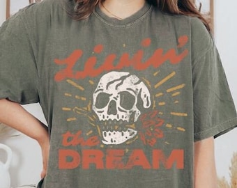 Livin 'the dream Skull Comfort Farben Grafik-T-Shirt | Retro Grunge stückgefärbtes Shirt | Boho Hippie Ästhetik