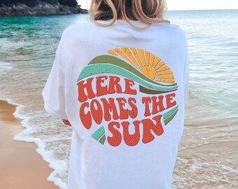 Hier kommt das Sonnen-T-Shirt, Retro-Stil T-Shirt, Hippie-T-Shirt, Vintage-inspiriertes Baumwoll-T-Shirt, Komfortfarben-T-Shirt, übergroßes T-Shirt, Strand-T-Shirt