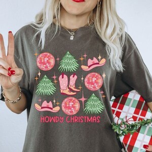 Howdy Christmas Comfort Farben Shirt, Western Graphic Tee, Cowgirl Weihnachten Tshirt, Retro Western Weihnachten T-Shirt, Pink Christmas Tee